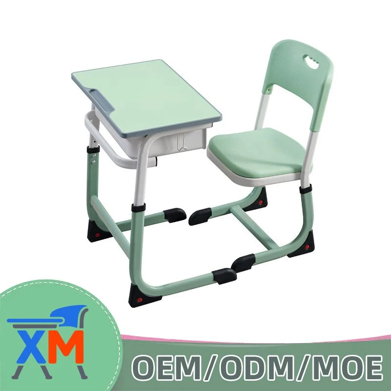 Mesa e cadeira da escola primária